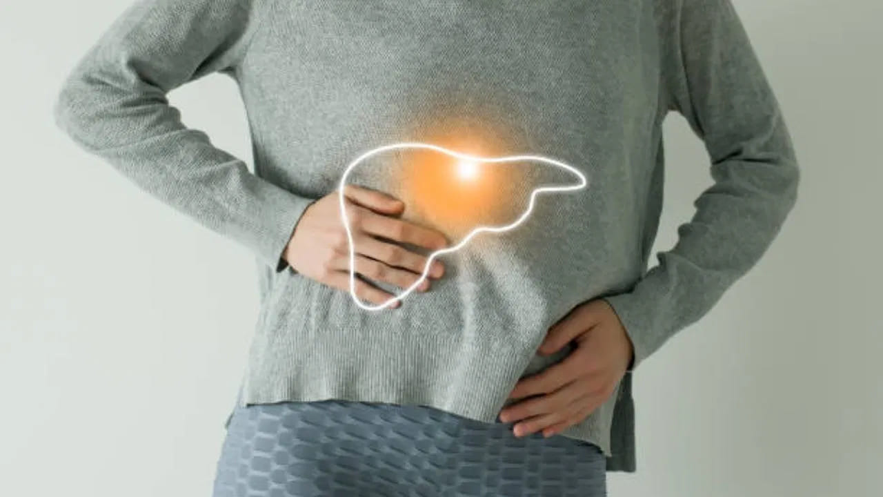 కొవ్వు కాలేయ ప్రమాదాన్ని నివారించడానికి నిర్విషీకరణ అవసరం. ఈ కింది కొన్ని రకాల స్పెషల్‌ డ్రింక్స్‌ సహాయంతో కొవ్వు కాలేయ ప్రమాదాన్ని నివారించుకోవచ్చు. కాలేయంలో కొవ్వు పేరుకుపోకుండా నిరోధించే 6 రకాల పానీయాలు సూచిస్తున్నారు ఆరోగ్య నిపుణులు. అవేంటంటే.. అల్లం రోగనిరోధక శక్తిని పెంచడానికి సహాయపడుతుంది. అల్లం రసం లేదా అల్లం టీ తాగడం ద్వారా ఫ్యాటీ లివర్ సమస్య నుంచి బయటపడొచ్చు. అల్లం జీర్ణ సమస్యలను దూరం చేస్తుంది. కాలేయ పనితీరును మెరుగుపరుస్తుంది. అంతే కాకుండా అల్లం, పాలకూర, అరటిపండు, క్యాన్ వాటర్‌తో స్మూతీ తయారు చేసుకుని తాగడం వల్ల కాలేయం డిటాక్సిఫై అవుతుంది.