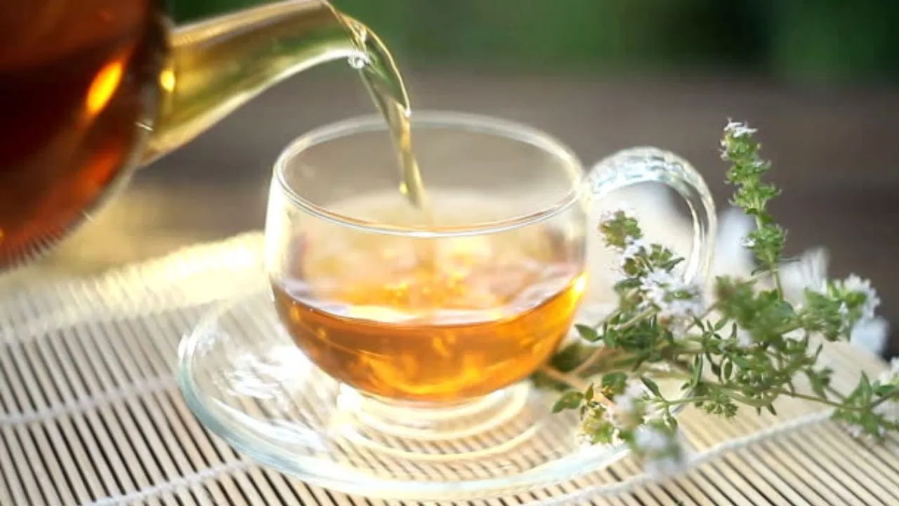 స్మూతీస్ చేయడానికి సమయం లేకపోతే, గ్రీన్ టీ తాగవచ్చు. తులసి ఆకులు, అల్లం తో గ్రీన్ టీ తాగవచ్చు. ఈ టీ యాంటీఆక్సిడెంట్లతో నిండి ఉంటుంది. ఇది కాలేయం నుంచి విషాన్ని బయటకు పంపి.. కాలేయం శరీరం నిర్విషీకరణలో సహాయపడుతుంది.