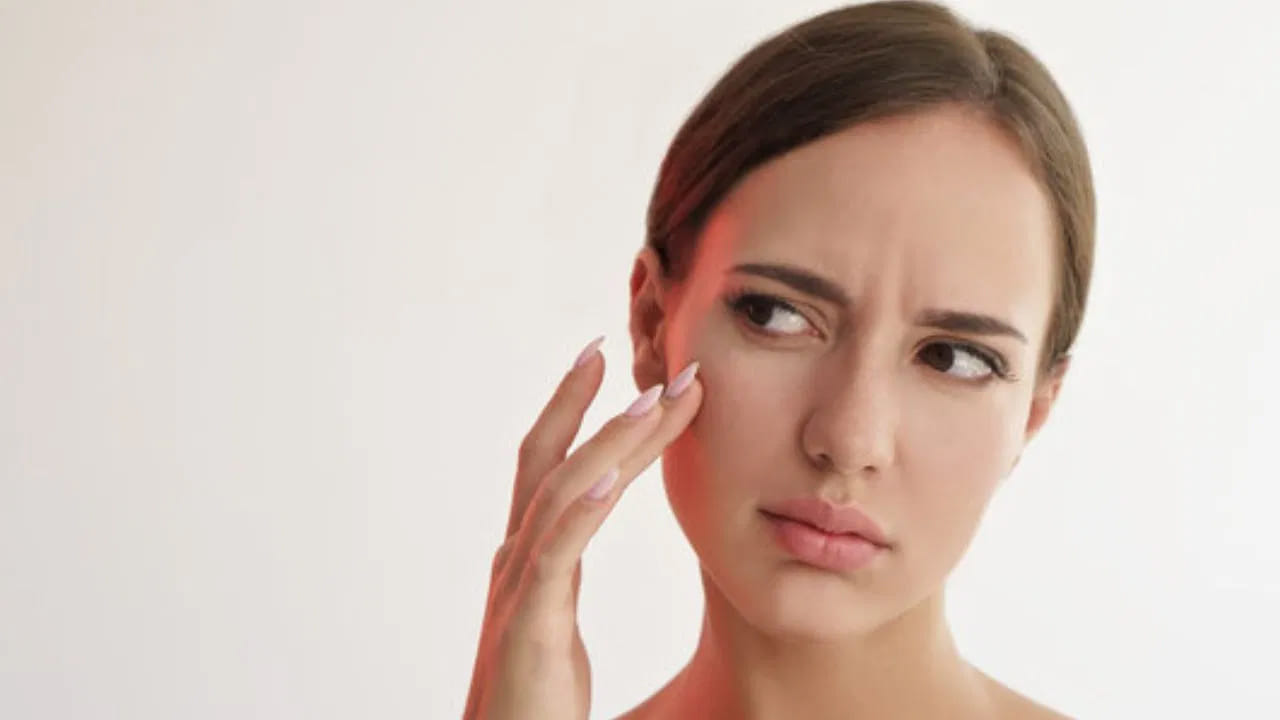 శీతాకాలం ముగిసిపోయింది. వేసవి ప్రారంభమైంది. సీజన్‌ మారినా ఇంకా చర్మం పొడిగానే ఉంటుందా? మాయిశ్చరైజర్ రాసుకోకపోతే పెదవులు పగిలిపోతున్నాయా? ఏడాది పొడవునా పొడి చర్మంతో బాధపడుతున్నారా? ఈ సమస్య నుంచి ఎలా బయటపడాలో నిపుణుల మాటల్లో మీ కోసం.. ఏడాది పొడవునా పొడి చర్మ సమస్యలతో బాధపడే వారి చర్మతత్వాన్ని పొడి చర్మం అని అంటారు. కాబట్టి, రఫ్-డ్రై స్కిన్ సమస్యను వదిలించుకోవడానికి, మాయిశ్చరైజర్‌ మాత్రమే సరిపోదు. లోపల నుంచి కూడా చర్మాన్ని తేమగా ఉంచాలి.