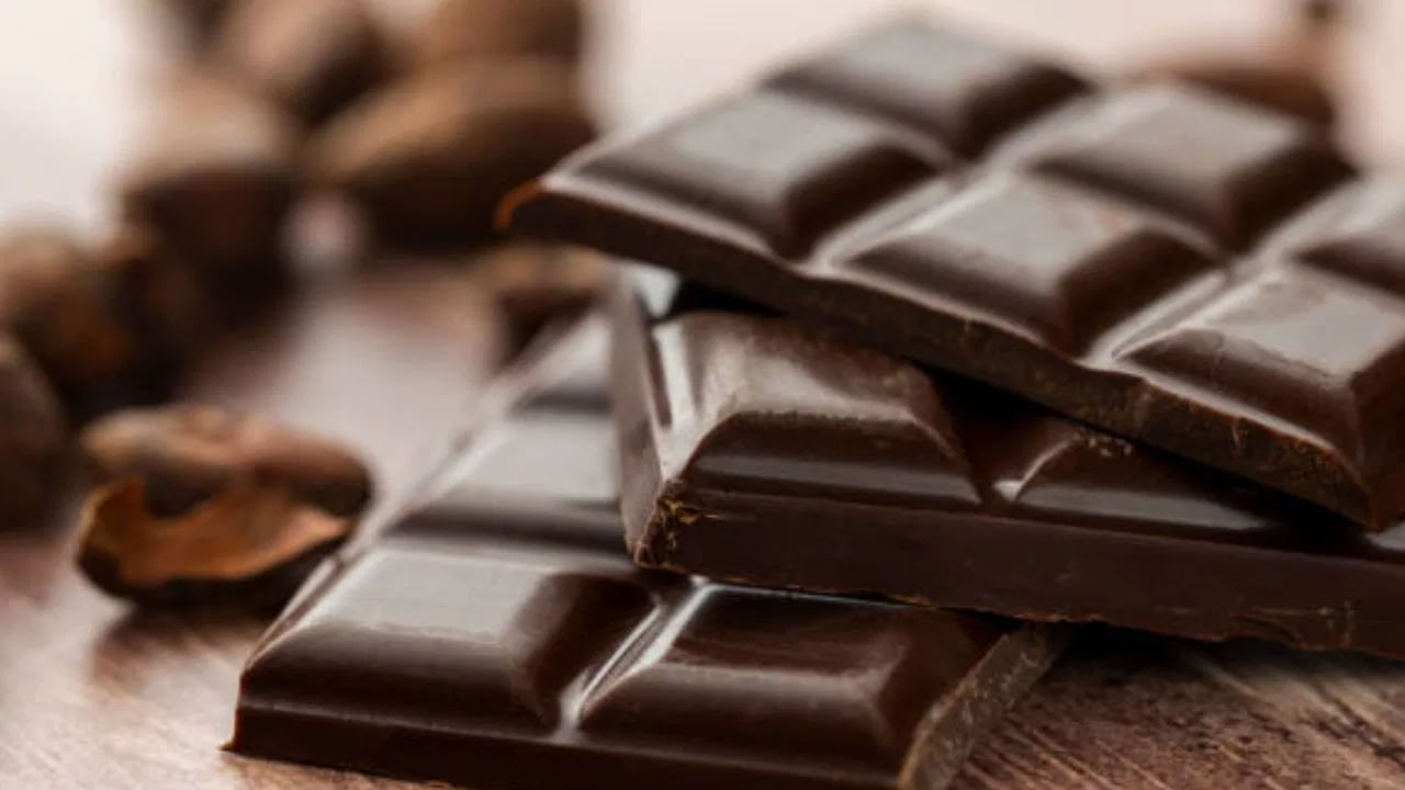 సూర్యుని అతినీలలోహిత కిరణాలు చర్మానికి తీవ్రమైన హాని కలిగిస్తాయి. ఐరన్, జింక్‌తో సహా వివిధ ఖనిజాలతో కూడిన డార్క్ చాక్లెట్ చర్మాన్ని ఈ విధమైన నష్టం నుంచి రక్షించడంలో సహాయపడుతుంది. కాబట్టి సూర్యరశ్మి వల్ల దెబ్బతిన్న చర్మ కణాలను పునరుద్ధరించడానికి, కోల్పోయిన ప్రకాశాన్ని తిరిగి పొందడానికి ప్రతిరోజూ డార్క్ చాక్లెట్ తినాలి.