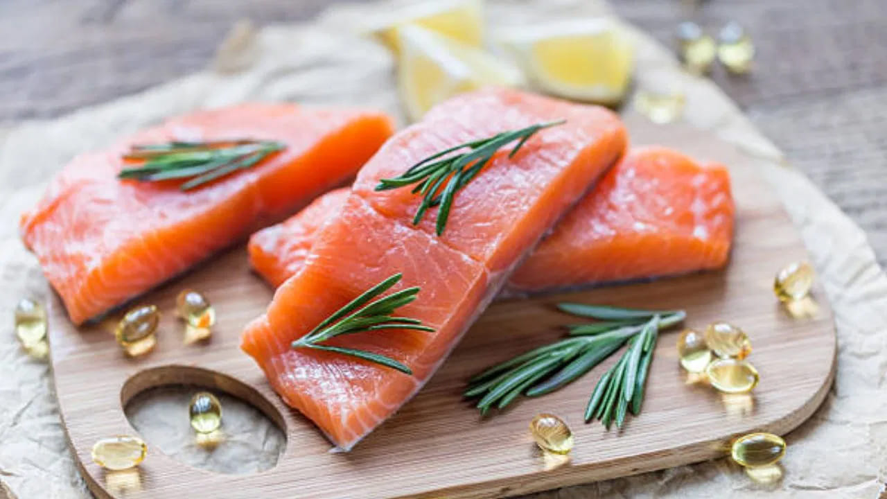 చర్మం స్థితిస్థాపకతను నిర్వహించడానికి కొవ్వు చేపలు ప్రయోజనకరంగా ఉంటాయి. కొవ్వు చేపలలో ఒమేగా-3 పాలీఅన్‌శాచురేటెడ్ ఫ్యాటీ యాసిడ్స్ పుష్కలంగా ఉంటాయి. ఇవి చర్మాన్ని మృదువుగా మార్చి, చర్మ క్యాన్సర్‌ను నిరోధించడంలో సహాయపడతాయి. 