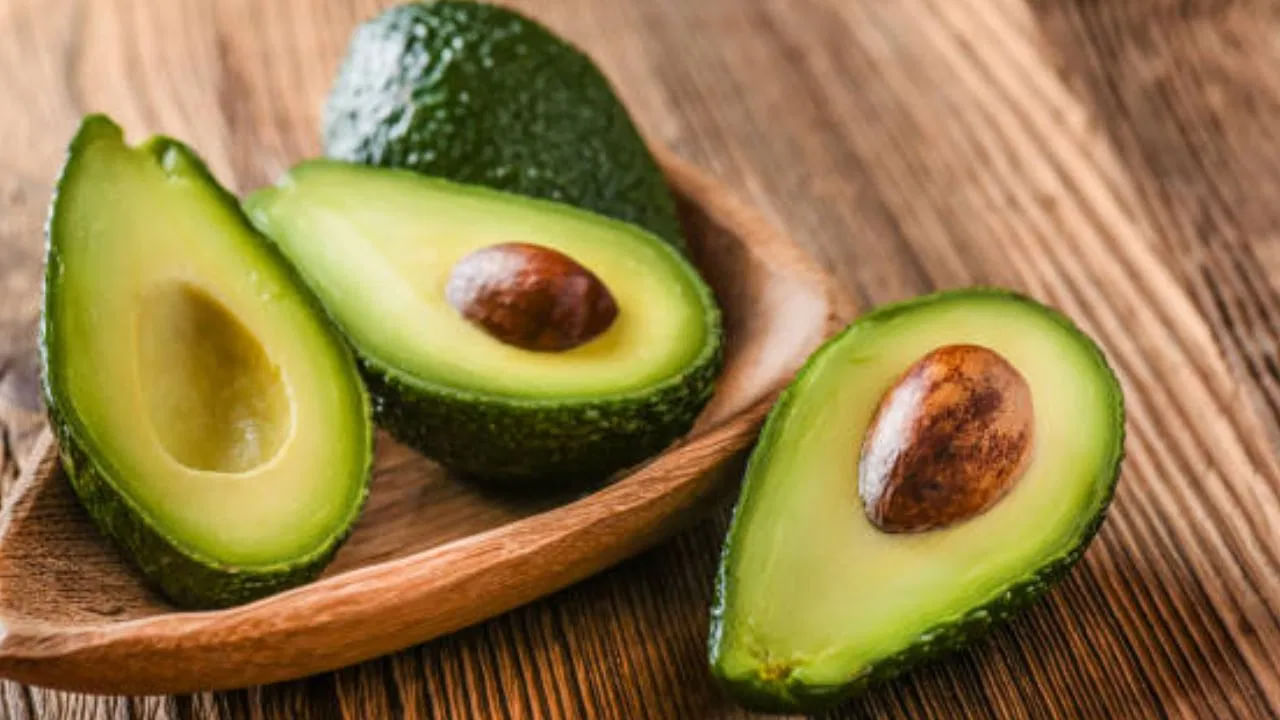 లోపలి నుంచి చర్మాన్ని తేమ చేయడానికి, విటమిన్-ఇ, యాంటీఆక్సిడెంట్లు, కొవ్వు ఆమ్లాలు అవసరం. ఇవి వివిధ గింజలు, బాదం, వివిధ ఆహారాలు, కూరగాయలు, పండ్లలో ఉంటాయి. విటమిన్-సి చర్మాన్ని తేమగా, మృదువుగా ఉంచడంలో సహాయపడుతుంది. కాబట్టి రోజువారీ ఆహారంలో విటమిన్-సి అధికంగా ఉండే ఆహారాలు అంటే పాలు, పాల ఉత్పత్తులు, నిమ్మకాయలు, టమోటాలు, బ్రోకలీ, క్యాప్సికమ్ తప్పక చేర్చుకోండి. అవోకాడో విటమిన్-సి, ఇ లకు మంచి ఎంపిక. అవకాడో చర్మం దద్దుర్లు తగ్గించడానికి, దెబ్బతిన్న కణాలను పునరుద్ధరించడానికి సహాయపడుతుంది. అంతేకాకుండా చర్మం ముడతలు, అకాల వృద్ధాప్యాన్ని నివారించడంలో కూడా ఈ పండు ప్రభావవంతంగా పనిచేస్తుంది.