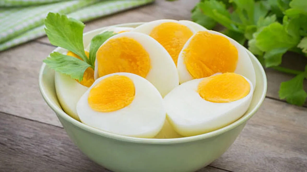 గుడ్డులో ఉండే ప్రొటీన్ చర్మానికి పోషణనిచ్చి చర్మాన్ని తాజాగా ఉంచడంలో కీలకపాత్ర పోషిస్తుంది. గుడ్లులో కూడా పెద్ద మొత్తంలో కొవ్వు ఆమ్లాలను కలిగి ఉంటాయి. ఇవి చర్మాన్ని పోషిస్తాయి. కాబట్టి ప్రతిరోజూ కనీసం ఒక గుడ్డు తినాలి. వేయించిన గుడ్లతో పోలిస్తే ఉడికించిన గుడ్లు చర్మ ఆరోగ్యానికి మేలు చేస్తాయి.