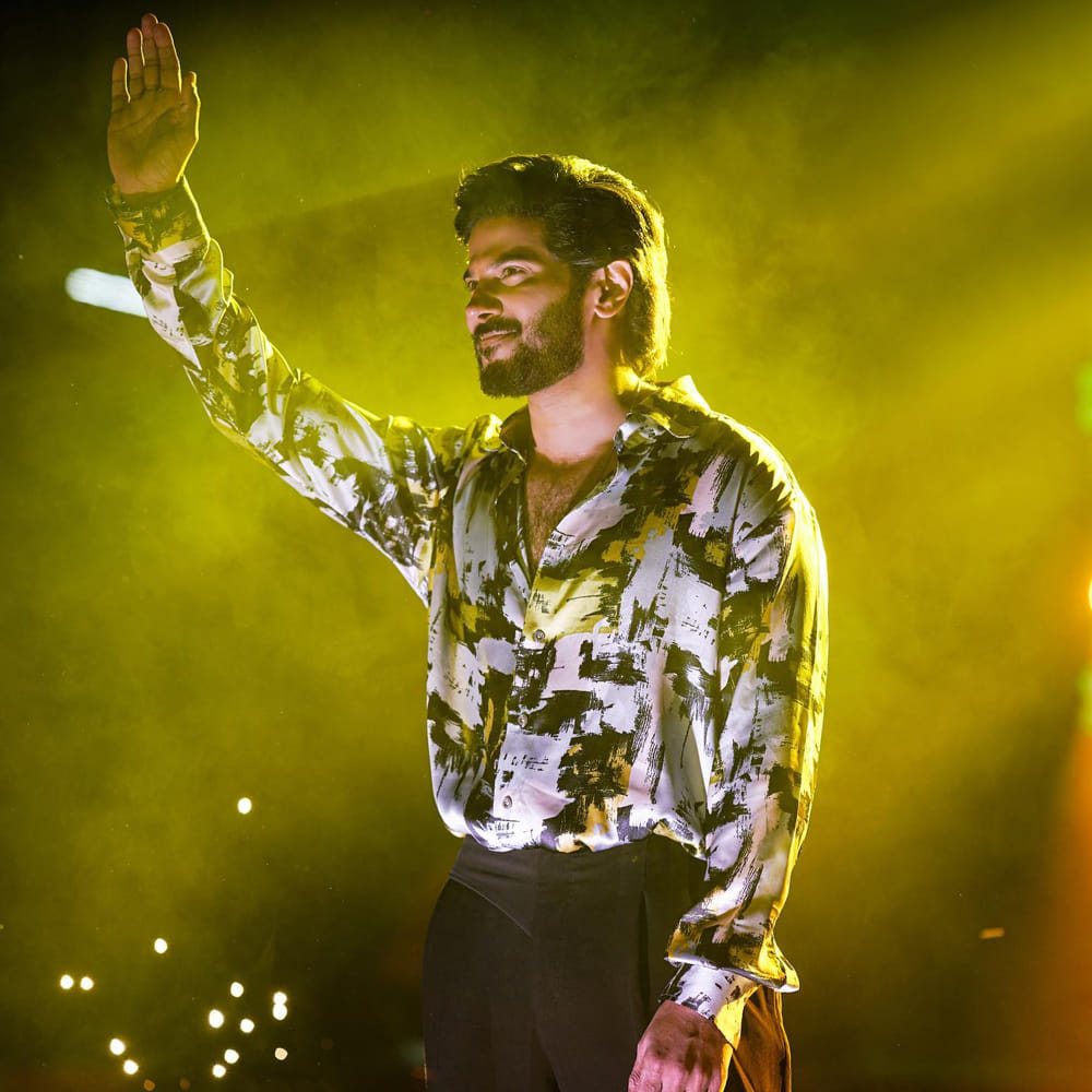 హిందీలోనూ వెబ్ సిరీస్‌లతో పాటు సినిమాలకు ఓకే చెప్తున్నారు ఈ హీరో. మొత్తానికి అన్ని భాషల్లో నటిస్తూ అసలు సిసలైన పాన్ ఇండియన్ స్టార్ బిరుదు కోసం చూస్తున్నారు దుల్కర్ సల్మాన్.