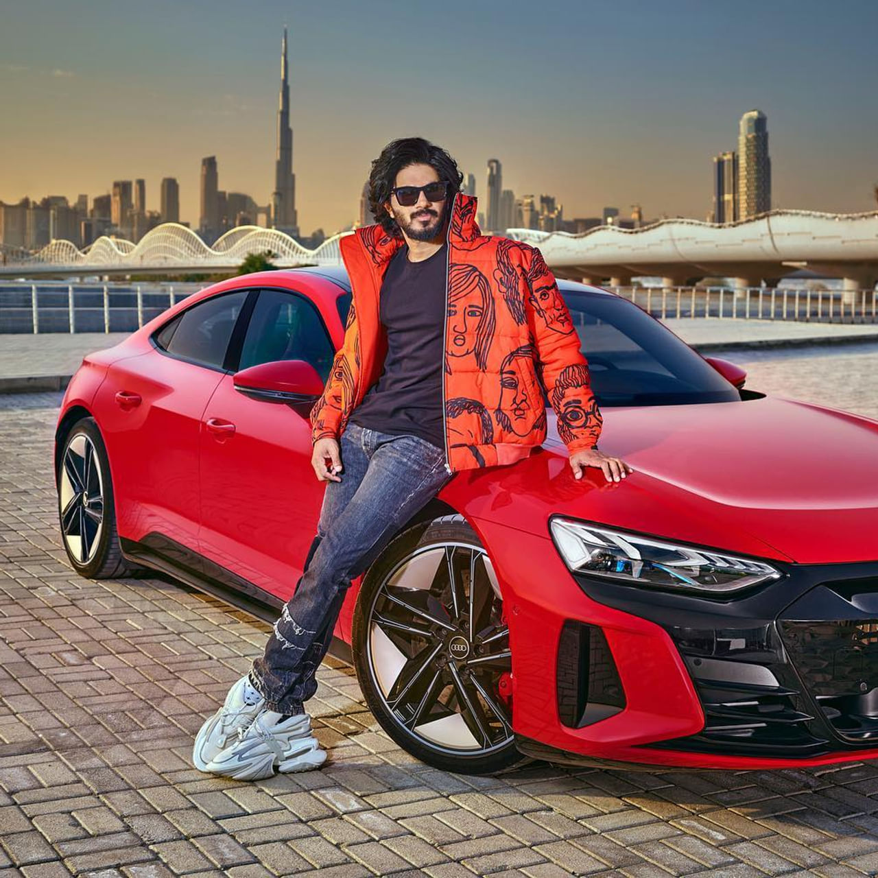 దుల్కర్ సల్మాన్‌కు సొంత ఇండస్ట్రీ అంటే ఇష్టం లేదా.. మలయాళం నుంచి బయటికి రావాలని చూస్తున్నారా..? అదేంటి పుసుక్కున అంత మాట అనేసారు అనుకుంటున్నారు కదా..? ఊరికే అనడానికి మాకేమైనా సరాదానా చెప్పండి..? ఆయన చేస్తున్న పనులు అలాగే ఉన్నాయి మరి.