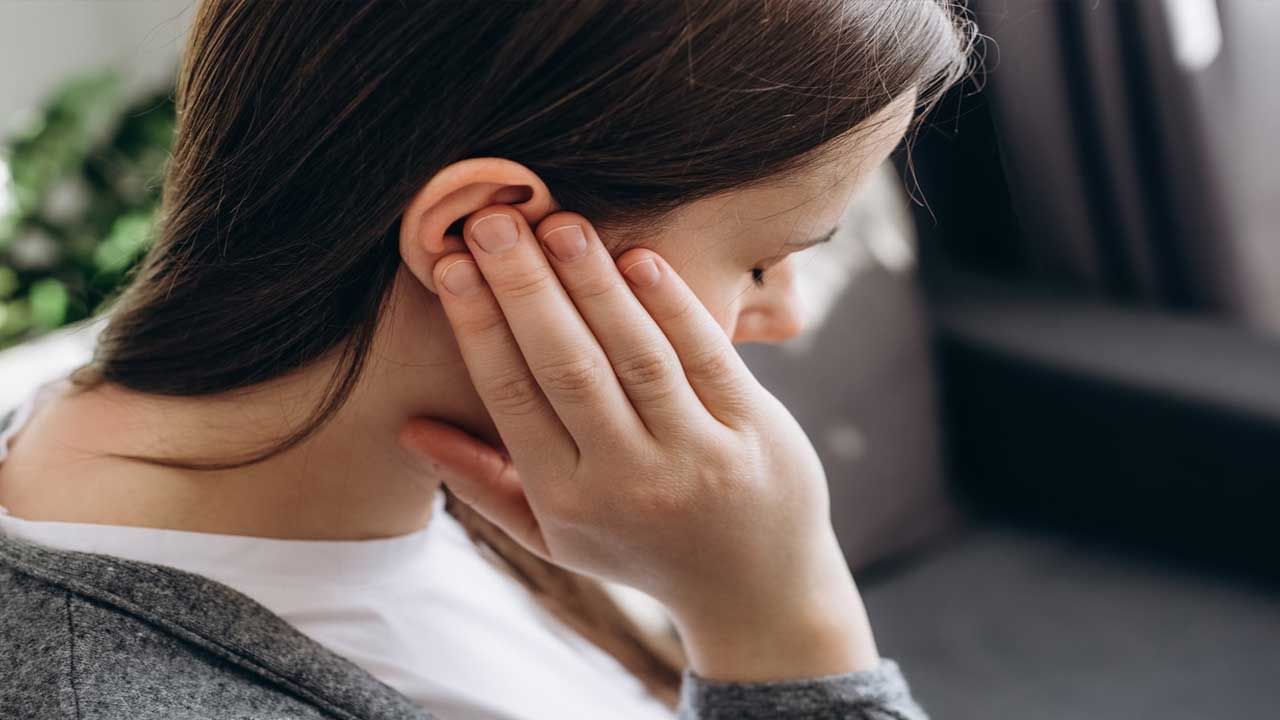 Ear Pain: చెవి నొప్పిని తేలికగా తీసుకోకండి.. ఎందుకంటే ఇది ఈ తీవ్రమైన వ్యాధి లక్షణం కావచ్చు..!