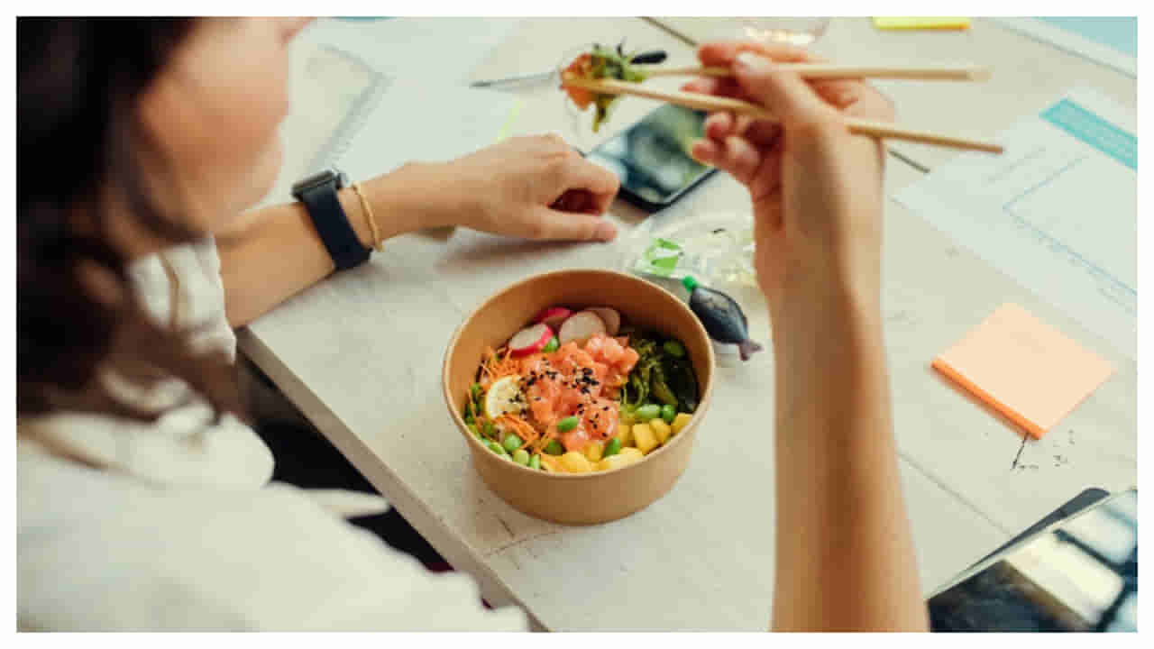 Eating While Working: వర్క్ చేస్తూ అదే పనిగా చిరుతిళ్లు తింటున్నారా.. చాలా డేంజర్!