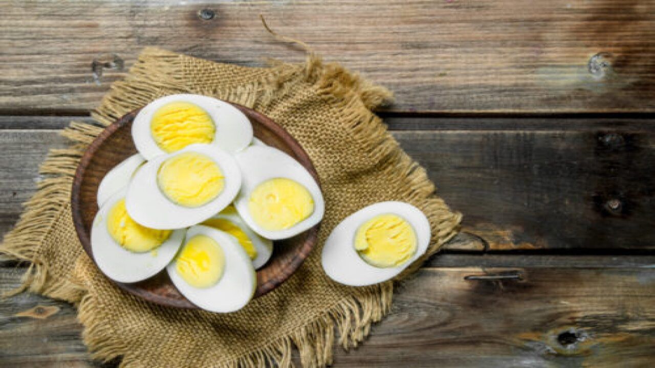 Egg Yolk Uses: గుడ్డులోని పచ్చసొనను పడేస్తున్నారా.. తింటే ఎంత మంచిదో