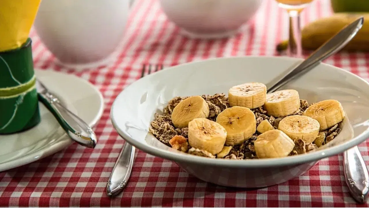 మీరు శక్తివంతంగా ఉండాలి.. పని చేయాలంటే.. మీ డైట్లో కొన్ని రకాల ఆహార పదార్థాలను చేర్చుకోవాలి. అప్పుడే మీరు ఆరోగ్యంగా, అందంగా ఉంటారు. అనారోగ్య సమస్యలు కూడా దరి చేరకుండా ఉంటాయి.