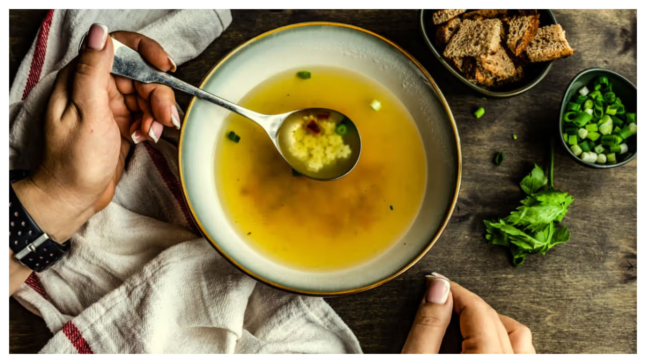 ఈ ఉరుకుల పరుగుల జీవితంలో సరిగ్గా తినడానికి కూడా సమయం ఉండటం లేదు. ఆ సమయంలో ఏదో ఉన్నది.. దొరికింది తిని కడుపు నింపుకుంటున్నారు. దీంతో శరీరానికి అవసరం అయ్యే పోషకాలు సరిగ్గా అందడం లేదు. దీంతో అలసట, నీరసంగా అనిపిస్తుంది.