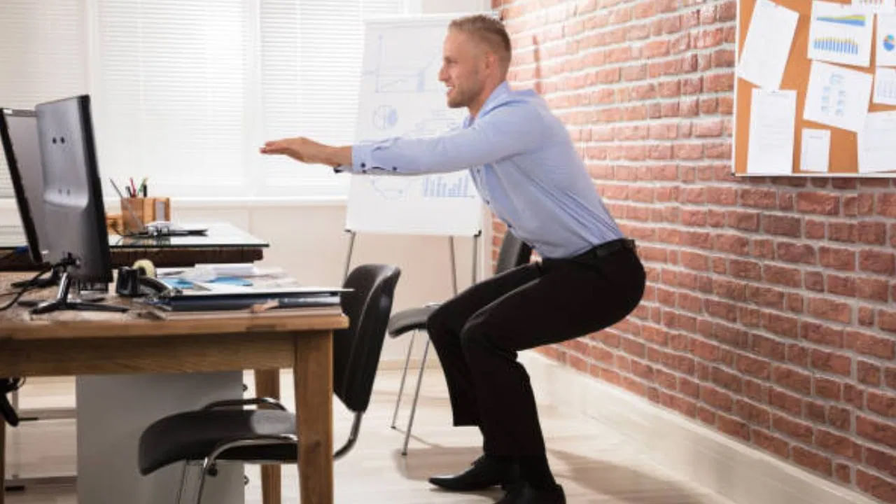 ఆఫీసులో కుర్చీని వదిలి కుర్చీ భంగిమలో కూర్చోవాలి. అంటే నిటారుగా నిలబడి గోడ కుర్చి మాదిరి ఏ ఆధారం లేకుండా రోజుకి కనీసం 15-20 నిమిషాల పాటు ఈ భంగిమలో ఉండాలి. కొన్ని నిమిషాల పాటు ఇలా చేయడం వల్ల దిగువ శరీర కండరాలు బలంగా మారి, కేలరీలు బర్న్ అవుతాయి.