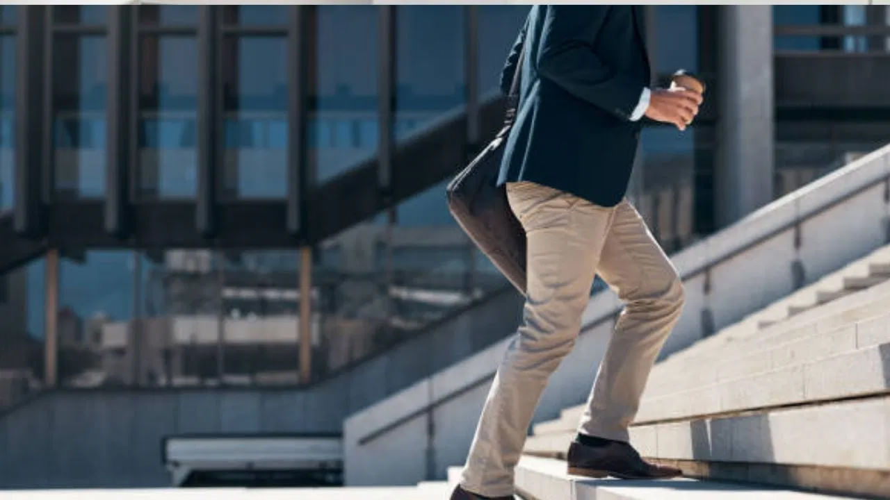 ఆఫీస్ కుర్చీపై కూర్చుని కుడిచేత్తో కుడి కాలు పట్టుకుని, ఎడమవైపు తిప్పి ఎడమచేత్తో కుర్చీ పైభాగాన్ని పట్టుకోవాలి. దీనికి వ్యతిరేక దిశలో శరీరాన్ని తిప్పాలి. ఇలా 15-20 సార్లు చేయాలి. ఇది వెనుక, నడుము కండరాలను వంచడానికి సహాయపడుతుంది. ఫలితంగా ఒకే భంగిమలో కూర్చోవడం వల్ల తలెత్తే కండరాల సమస్యలు తగ్గుతాయి. ఎలివేటర్ లేదా ఎస్కలేటర్‌కు బదులుగా మెట్లు ఎక్కడానికి ప్రయత్నించాలి. ప్రతిరోజూ మెట్లు ఎక్కి దిగడం వల్ల క్యాలరీలు ఖర్చవుతాయి. హృదయ స్పందన రేటు పెరుగుతుంది. అంతేకాకుండా కాళ్ల కండరాలు బలపడతాయి.