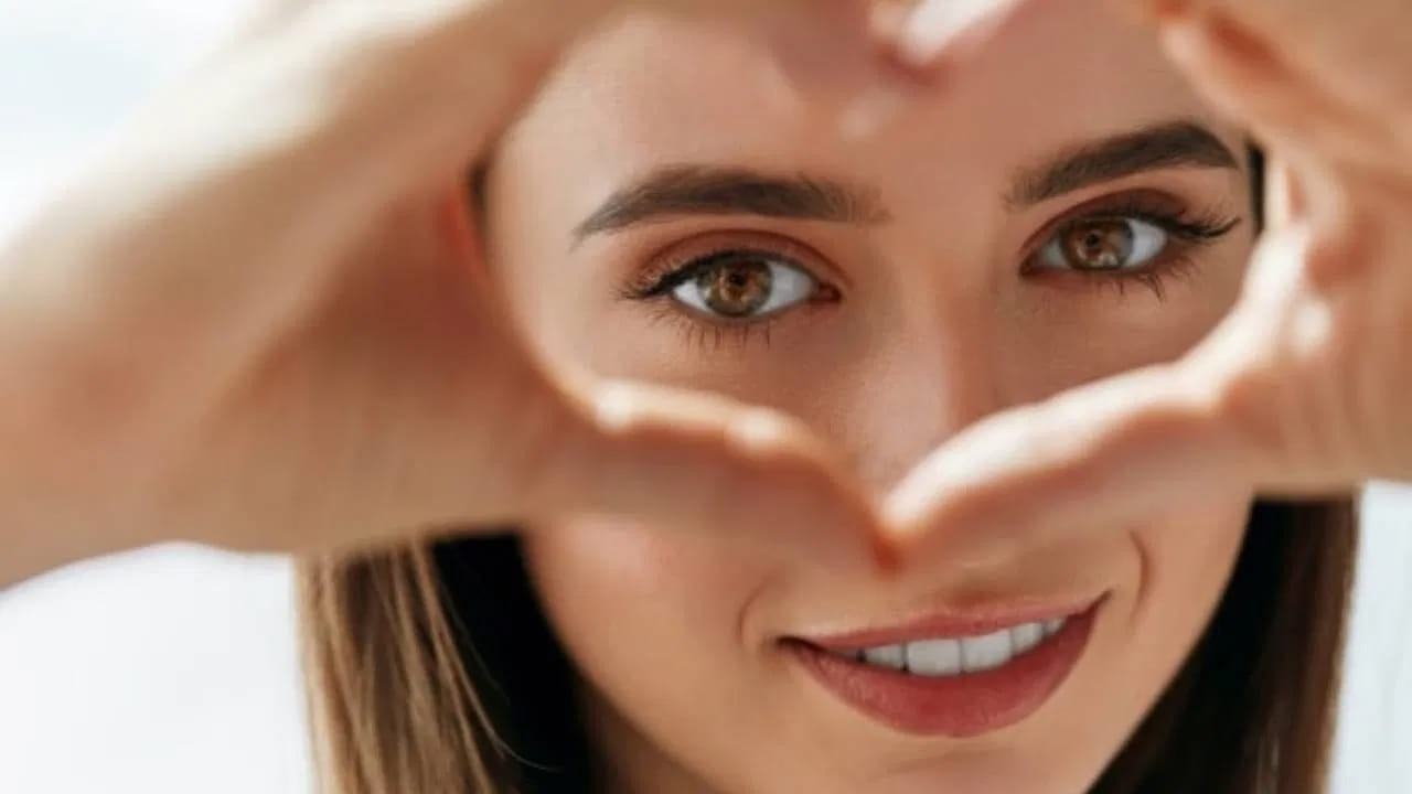 కళ్ళు మన శరీరంలో అత్యంత ముఖ్యమైన భాగాలలో ఒకటి. చూపు పోతే ఈ లోకం అంధకారం అవుతుంది. అందుకే ఈ అవయవాలను జాగ్రత్తగా చూసుకోవాలి. కానీ నేటి మొబైల్-ల్యాప్‌టాప్ యుగంలో.. మన కళ్ళు రోజులో ఎక్కువ భాగం ఈ పరికరాలకు అతుక్కుపోతున్నాయి. ఈ అలవాటు కళ్లపై తీవ్ర ప్రభావాన్ని చూపుతుంది. అంతేకాకుండా వివిధ శారీరక సమస్యలు, అలెర్జీలు వంటి ప్రమాదాలు వస్తాయి. వీటన్నింటి నుంచి కళ్లను ఆరోగ్యంగా ఉంచుకోవడానికి, దృష్టిని కాపాడుకోవడంపై శ్రద్ధ అవసరం. ఈ కింది ఇంటి నివారణలు, ఆయుర్వేద పద్ధతులతో మీ కళ్లను ఆరోగ్యంగా ఉంచుకోండి. నేత్ర ఆయుర్వేద నేత్ర స్పెషాలిటీ క్లినిక్ వైద్యులు సూచిస్తున్న ఆయుర్వేద మార్గాలు ఇవే..