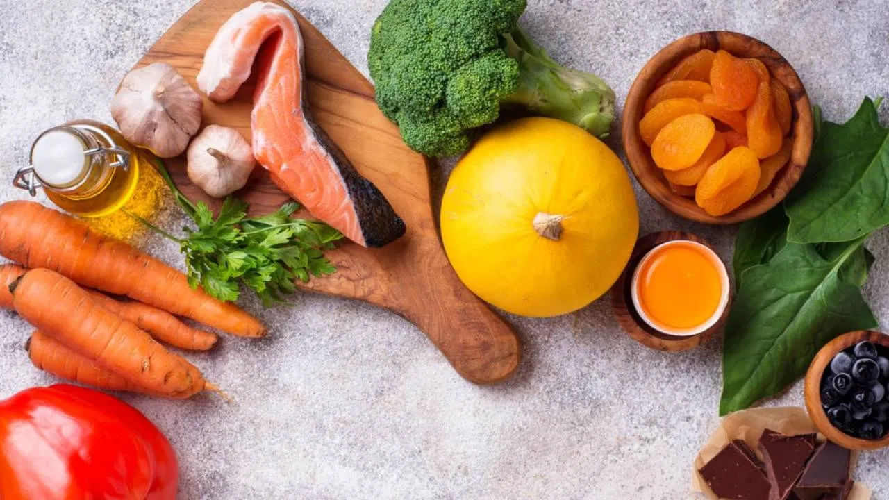 మంచి కంటి ఆరోగ్యానికి సమతుల్య ఆహారం చాలా ముఖ్యం. విటమిన్లు ఎ, సి, ఇ, బి మంచి కంటి చూపును నిర్వహించడానికి సహాయపడతాయి. మీ కళ్ళు ఆరోగ్యంగా ఉండటానికి ఈ విటమిన్లు అధికంగా ఉండే ఆహారాలను తినాలి.