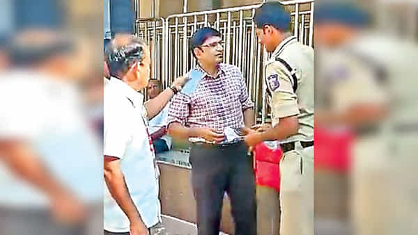 Andhra Pradesh: సూటు.. బూటు.. మెడలో ఐడి.. అమ్మవారి ఫ్రొటోకాల్ దర్శనం.. తీరా చూస్తే..!