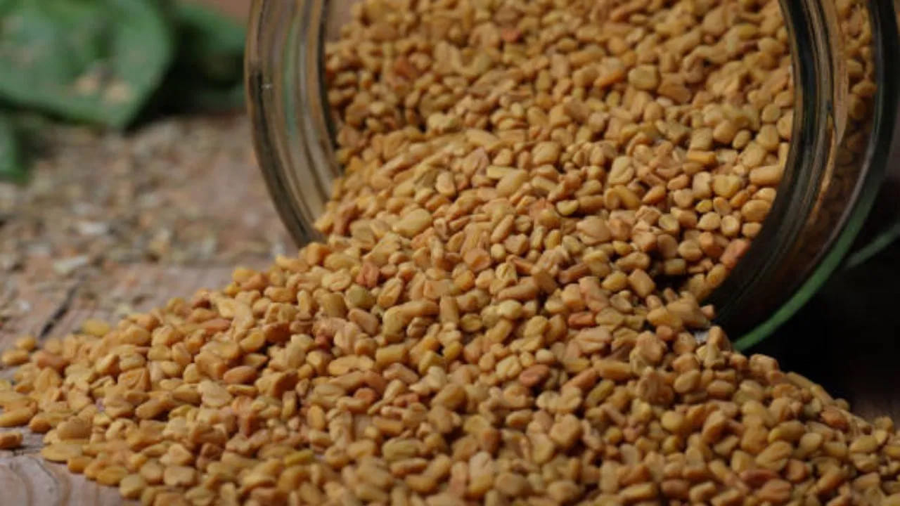 దీని కోసం ముందుగా మెంతి గింజలను సన్నని మంటపై తేలికగా వేయించాలి. వీటిని మెత్తని పౌడర్‌గా చేసుకుని పప్పు లేదా ఇతర వెజిటబుల్ కర్రీలలో కలపవచ్చు. మెంతి గింజల  పొడి ఏ వంటలలోనైనా ఉపయోగించవచ్చు.