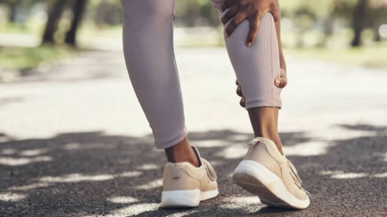 నడుస్తున్నప్పుడు కాలు నొప్పి,  కండరాల తిమ్మిరి వంటి లక్షణాలు కనిపిస్తే రక్తహీనత, కడుపు సమస్యలతో బాధపడుతున్నట్లు అర్ధం చేసుకోవాలి. ఈ సమస్యలను పరిష్కరించడానికి ప్రతిరోజూ ఉదయం 2 అంజీర్ పండ్లను నీళ్లలో నానబెట్టి తినాలి. అంజీర్ పండ్లను కొన్ని ప్రదేశాల్లో అత్తి పండ్లు అని కూడా పిలుస్తారు. చాలా మంది ఉదయాన్నే ఖాళీ కడుపుతో నానబెట్టిన చిక్‌పీస్, బాదం, ఎండుద్రాక్ష తింటారు. అయితే అంజీర్‌ పండ్లు కూడా ఎన్నో ఆరోగ్య ప్రయోజనాలు కలిగి ఉన్నాయి. ధర కాస్త ఎక్కువైనా వీటిల్లోని బహుళ పోషకాలు ఆరోగ్యానికి ఎంతో మేలు చేస్తాయి.