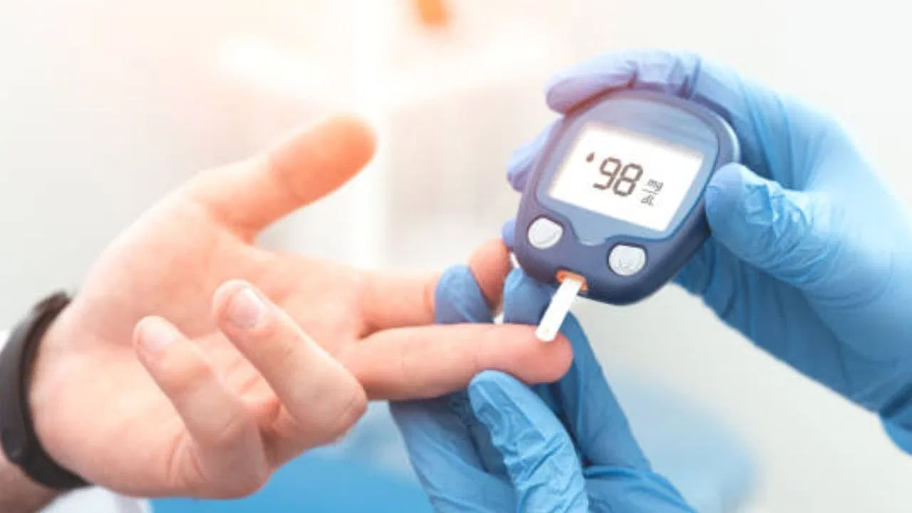 అంజీర్‌ పండ్లలో ఐరన్ పుష్కలంగా ఉంటుంది. కాబట్టి రక్తహీనతతో బాధపడుతున్నవారు అంజీర్‌ పండ్లను తినమని నిపుణులు సలహా ఇస్తారు. రక్తహీనత సమస్యను నయం చేసేందుకు ఇవి చాలా ఎఫెక్టివ్ గా పనిచేస్తాయి. మొటిమలు, దద్దుర్లు వంటి వివిధ చర్మ సమస్యలను కూడా అంజీర్ తొలగిస్తుంది. వీటిల్లోని క్యాల్షియం ఎముకలు దృఢంగా మారడంతో పాటు కండరాల తిమ్మిరి వంటి సమస్యలు తక్షణమే దూరం చేస్తాయి. ప్రధానంగా టైప్-2 మధుమేహం బారిన పడిన వారు ఈ పండ్లను తింటే రక్తంలో చక్కెర స్థాయిలు అదుపులో ఉంటాయి.