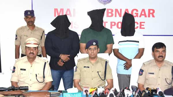 అత్తారింటికి వచ్చిన అల్లుడు.. వీడిన కుక్కల గన్ ఫైర్ మిస్టరీ..