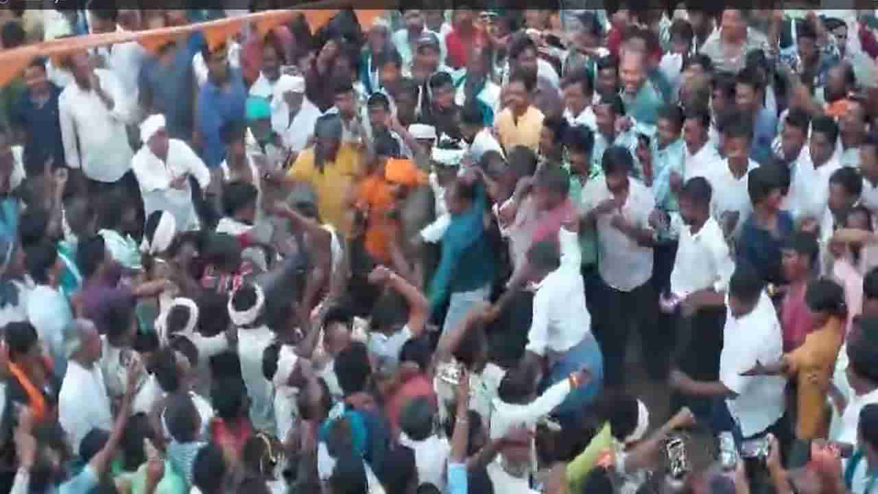 Holli Festival: ఆ గ్రామంలో వింత ఆచారం.. హోళీ పండుగపూట పిడిగుద్దులు .. ముష్టి ఘాతుకాలు!