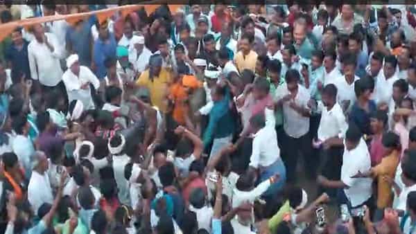 Holli Festival: ఆ గ్రామంలో వింత ఆచారం.. హోళీ పండుగపూట పిడిగుద్దులు .. ముష్టి ఘాతుకాలు!