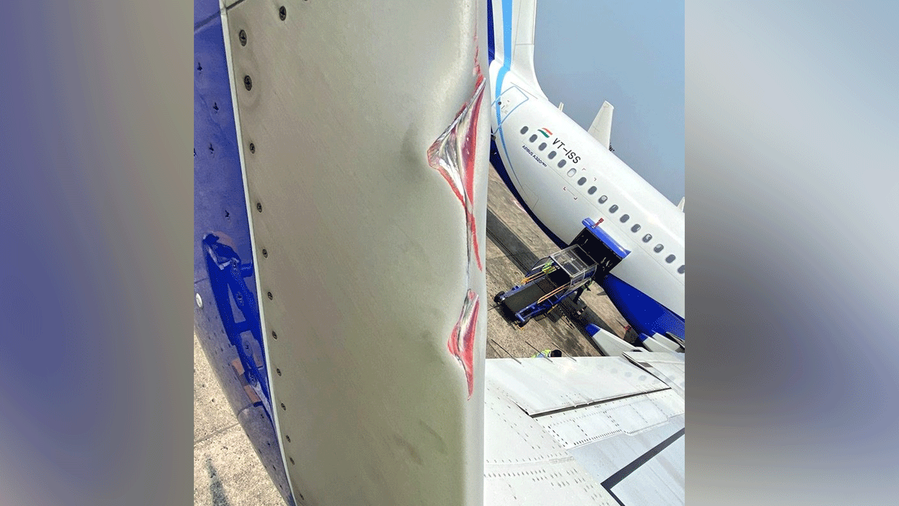 కోల్కతా విమానాశ్రయంలో రన్వేపై రెండు విమానాలు ఢీకొట్టాయి. బుధవారం జరిగిన ఈ సంఘటనలో ఎలాంటి నష్టం వాటిల్లకపోవడం అంతా ఊపిరిపీల్చుకున్నారు. ఇండిగో, ఎయిర్ ఇండియా విమానాలు ఒకదానికి ఒకటి ఢీకొట్టాయి.