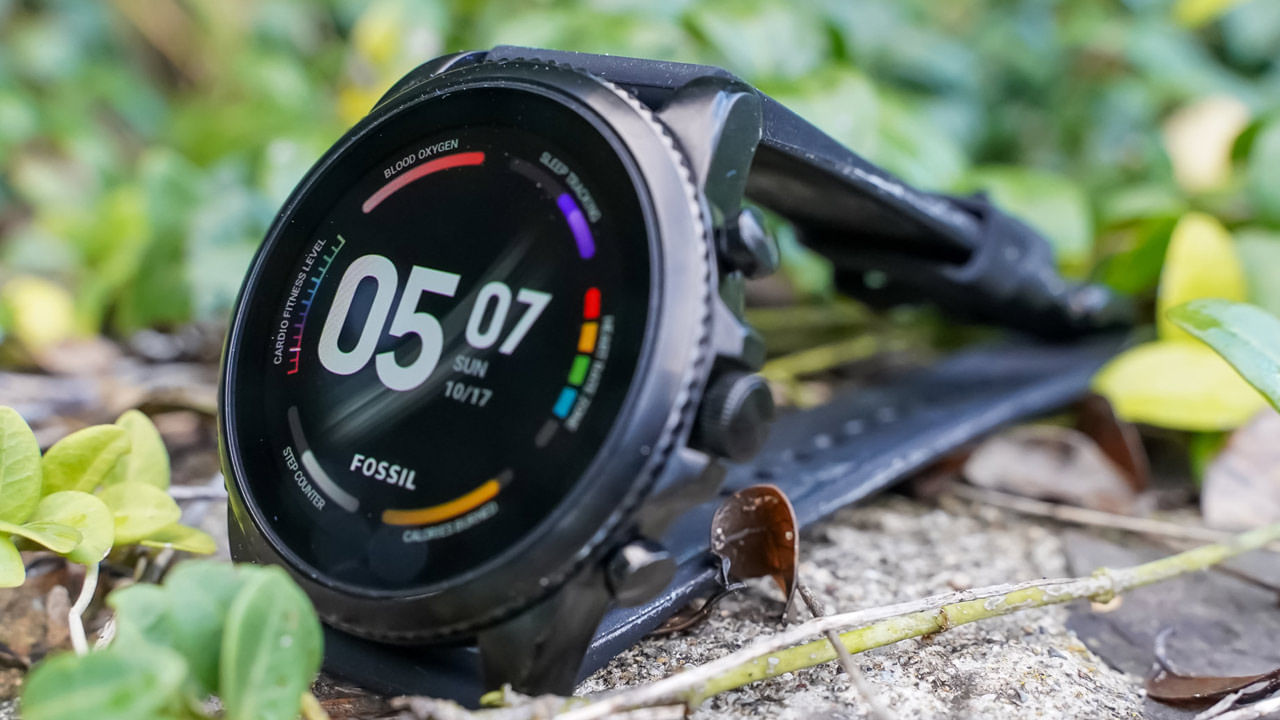 Fossil Gen 6 Smartwatch: రూ. 10 వేల లోపు అందుబాటులో ఉన్న బెస్ట్‌ స్మార్ట్ వాచ్‌లలో ఫాజిల్‌ కంపెనీకి చెందిన ఈ వాచ్‌ ఒకటి. ఈ వాచ్‌ ధర రూ. 9,598గా ఉంది. ఇందులో జీపీఎస్ ట్రాకర్‌, ఎస్‌ఓ2 వంటి హెల్త్‌ ఫీచర్లను అందించారు. 45 వాట్స్‌ బ్యాటరీతో రూపొందించిన ఈ వాచ్‌ను ఒక్కసారి ఛార్జ్‌ చేస్తే 24 గంటలు నాన్‌స్టాప్‌గా పనిచేస్తుంది. 