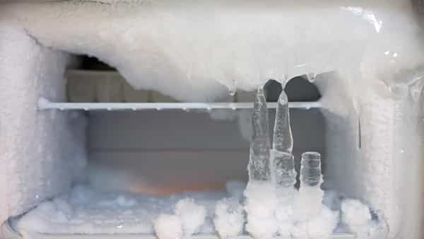 Defrost Freezer: మీ ఫ్రిడ్జ్లో ఐస్ పేరుకుపోయిందా? ఇలా ఈజీగా శుభ్రం చేసుకోవచ్చు..
