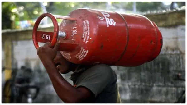 Gas Cylinder: మూడేళ్లలో గ్యాస్ సిలిండర్ ధర ఎంత తగ్గిందో తెలుసా..? ప్రస్తుతం ఎంత ఉంది?