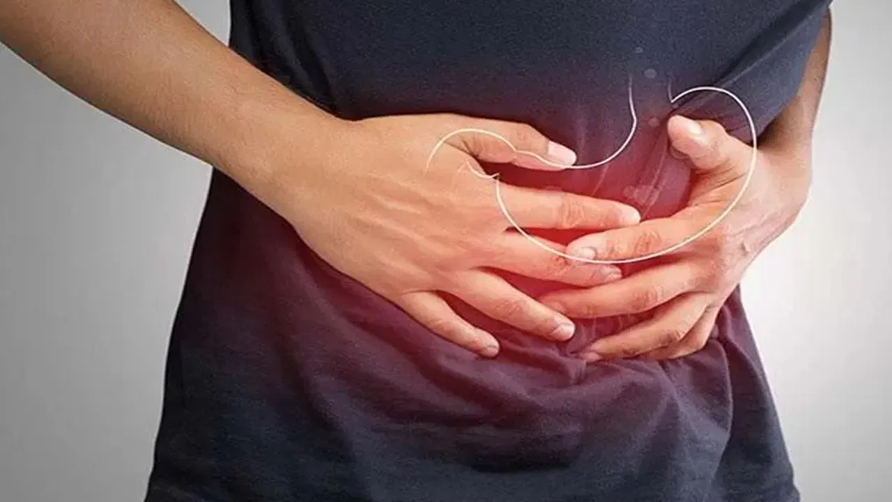 గ్యాస్ట్రిక్ సమస్యతో బాధ పడితే అలోవెరా రసం తాగడం వల్ల మంచి ఫలితం ఉంటుంది. గుండెల్లో మంట, నొప్పి కంట్రోల్ అవుతాయి. వేడి పాలు తాగడం వల్ల కూడా రిలీఫ్ నెస్ పొందుతారు.
