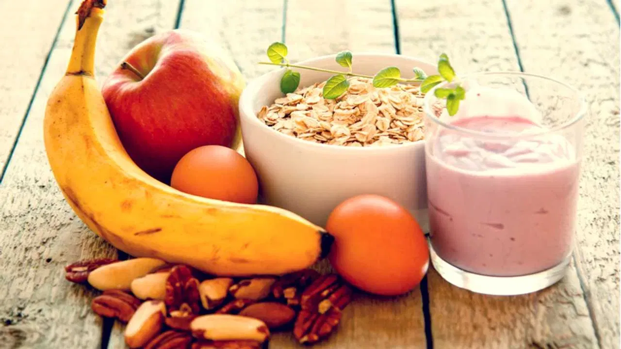 బెర్రీస్ జాతికి చెందిన పండ్లను ఉదయం తినడం వల్ల చర్మానికి చాలా మంచిది. వీటిల్లో యాంటీ ఆక్సిడెంట్లు పుష్కలంగా ఉంటాయి. ఇవి ఫ్రీ రాడికల్స్ నుంచి వచ్చే నష్టాన్ని చర్మానికి కలిగించవు. మార్నింగ్ ఓట్స్ తీసుకోవడం కూడా చాలా మంచిది. ఇవి చర్మాన్ని సాఫ్ట్‌గా, హైడ్రేట్‌గా ఉంచుతాయి.
