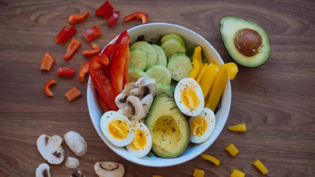 అవకాడోల్లో కూడా మంచి పోషకాలు ఉంటాయి. ఇవి మీ బ్రేక్ ఫాస్ట్‌లో యాడ్ చేసుకుంటే స్కిన్ కాంతివంతంగా అవుతుంది. అదే విధంగా ఉదయం గుడ్లు తినడం వల్ల కూడా ఆరోగ్యమే కాకుండా.. చర్మం కూడా హెల్దీగా ఉంటుంది. గుడ్లలో విటమిన్లు ఎ, ఇలు ఉంటాయి. ఇవి స్కిన్‌కి అవసరం అయిన పోషకాలను అందిస్తుంది.
