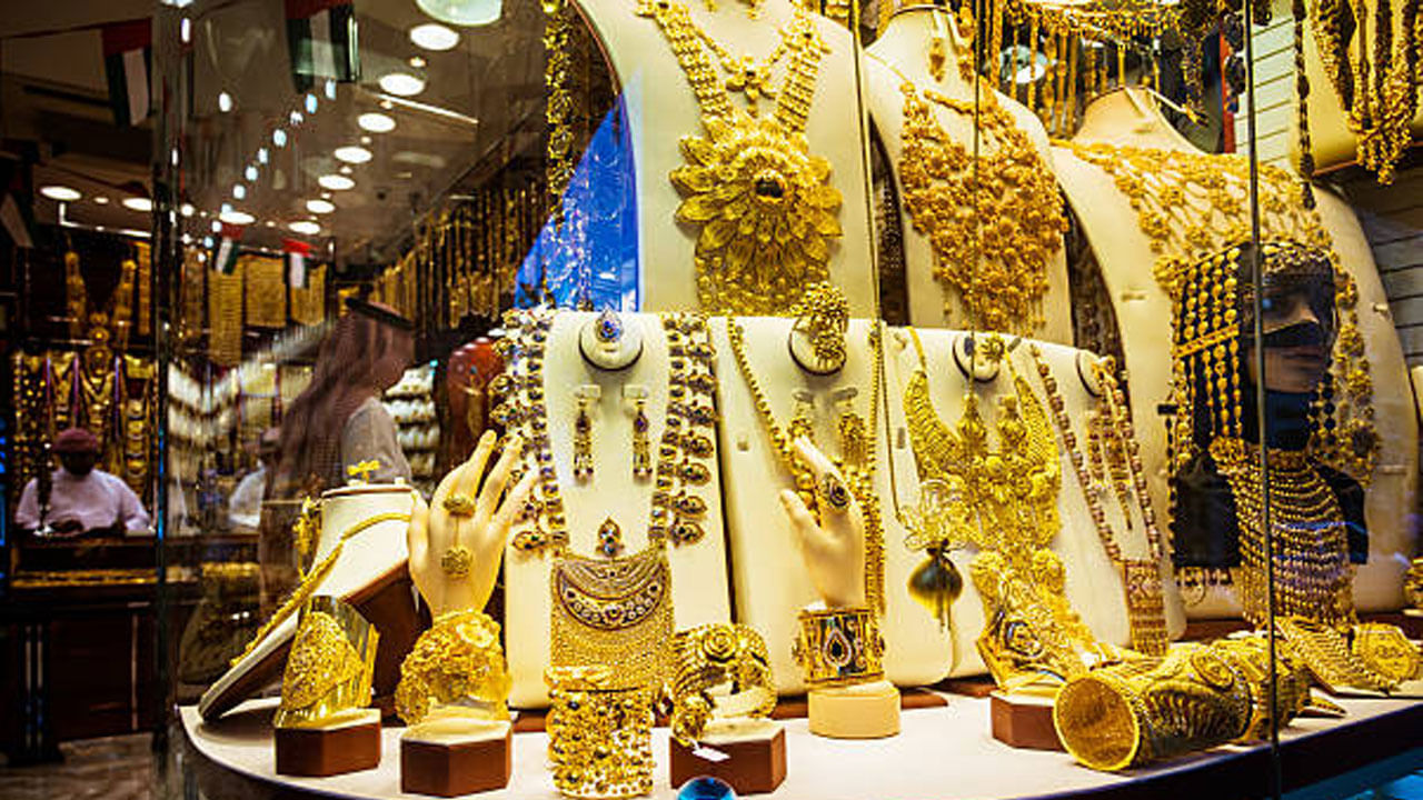 Gold Price Today: గుడ్ న్యూస్.. స్వల్పంగా తగ్గిన పసిడి, వెండి ధరలు.. తెలుగు రాష్ట్రాల్లో రేట్లు ఎలా ఉన్నాయంటే..