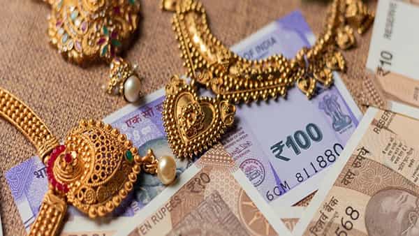 Telangana: వార్నీ వేషాలో.. గోల్డ్ లోన్ ఇచ్చే బ్యాంకులకు కుచ్చుటోపీ పెట్టిన దంపతులు..!