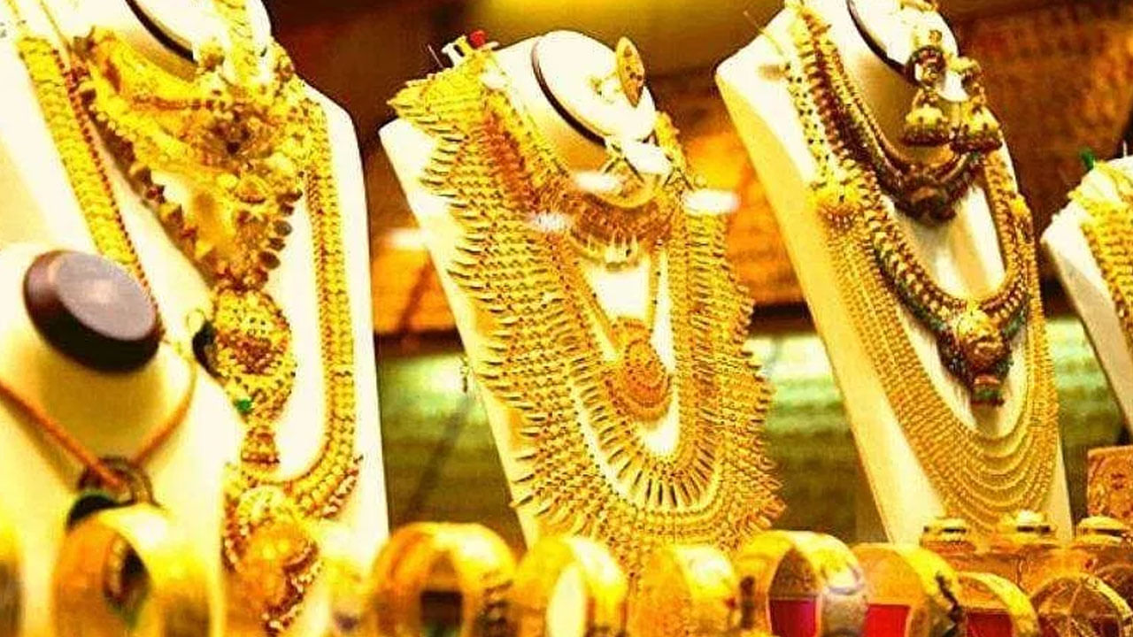 Gold Price Today: స్వల్పంగా పెరిగిన బంగారం, వెండి ధరలు.. హైదరాబాద్‎లో తులం ధర ఎంతంటే..