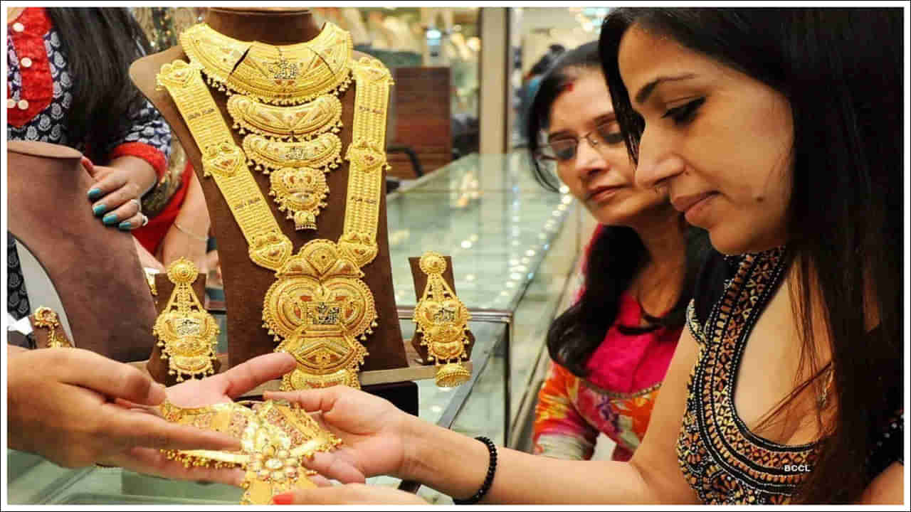 Gold Price Today: బంగారం కొనాలనుకునే వారికి ఇదే సరైన సమయం.. తులం ఎంత ఉందంటే