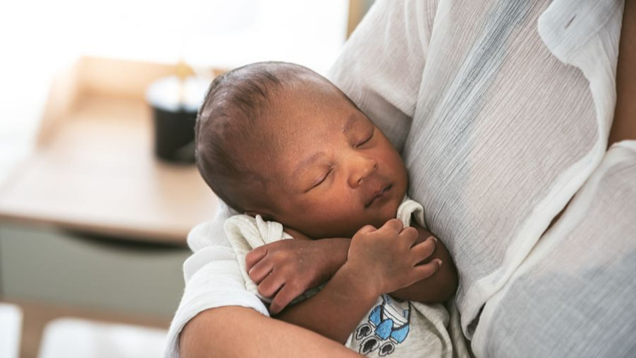 పిల్లల జుట్టును కాపాడాలంటే.. చిన్నతనం నుంచే పలు జాగ్రత్తలు తీసుకోవాలి. వారి తలకు రాసే ఆయిల్స్, షాంపూలు సరైనవి ఎంచుకోవాలి. పిల్లల జుట్టు బాగా రావాలంటే.. చిన్నప్పటి నుంచి ఈ ఆయిల్స్ రాస్తే మంచి ఫలితాలు ఉంటాయని నిపుణులు చెబుతున్నారు.
