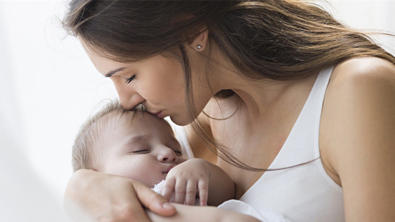 సన్ ఫ్లవర్ ఆయిల్‌ను మనం ఎక్కువగా వంటల్లో ఉపయోగిస్తాం. ఇందులో విటమిన్ ఇ, ఫ్యాటీ యాసిడ్స్ ఉంటాయి. ఈ ఆయిల్‌ని పిల్లల జుట్టుకు కూడా వాడవచ్చు. ఇది రాయడం వల్ల వారి స్కాల్ఫ్‌ తేమగా ఉంటుంది. అలాగే ఆముదం కూడా చాలా మంచిది.
