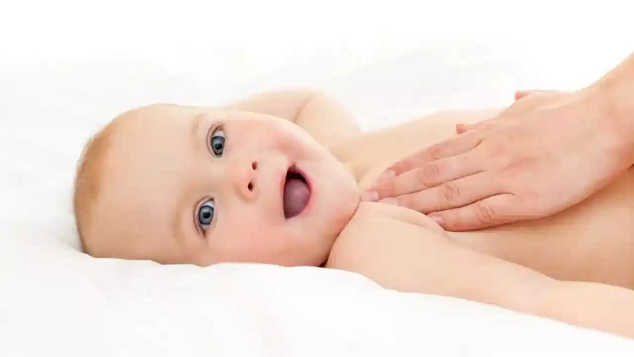 జోజోబో ఆయిల్‌లో కూడా మంచి పోషకాలు ఉంటాయి. దీన్ని చర్మానికి, జుట్టుకు కూడా రాయవచ్చు. ఈ ఆయిల్ రాయడం వల్ల వచ్చే మార్పు మీకే తెలుస్తుంది. అదే విధంగా బాదం ఆయిల్‌ కూడా చర్మానికి, జుట్టుకు రాయవచ్చు. ఈ ఆయిల్‌తో పిల్లల చర్మాన్ని, తలను మర్దనా చేస్తే.. హైడ్రేట్‌గా ఉంటారు.
