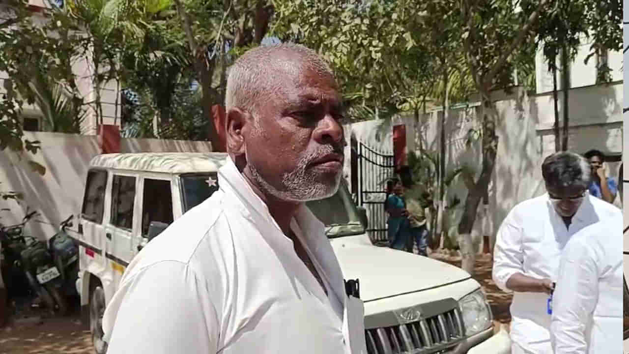 Andhra Pradesh: సగం గడ్డం చేసి వదిలేసిన సెలూన్ షాప్ నిర్వాహకుడు.. ఎందుకో తెలుసా..?