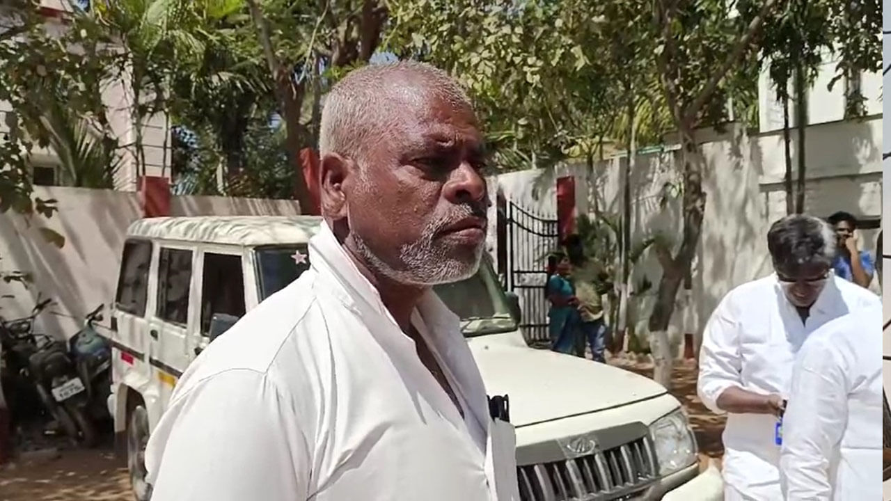 Andhra Pradesh: సగం గడ్డం చేసి వదిలేసిన సెలూన్ షాప్ నిర్వాహకుడు.. ఎందుకో తెలుసా..?