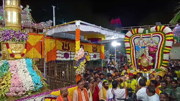 Srisailam: శ్రీశైలంలో మహాశివరాత్రి బ్రహ్మోత్సవాలు.. హంసవాహనంపై ఊరేగిన స్వామివారి వైభవం..