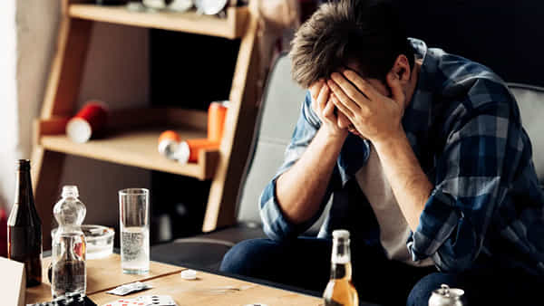 Lifestyle: కొంచెం ఆల్కహాల్కే హ్యాంగోవరా.? మీరు ఈ సమస్యతో బాధపడుతున్నట్లే..
