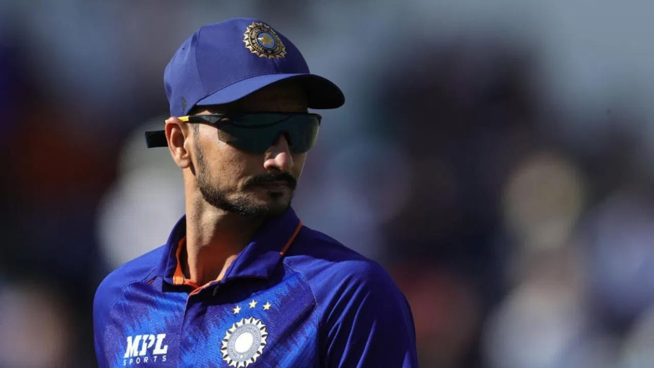 హర్షల్ పటేల్: ఈ జాబితాలో ఐదో ర్యాంక్‌లో ఉన్న భారత మీడియం ఫాస్ట్ బౌలర్ హర్షల్ పటేల్ ఈ ప్రపంచకప్‌లో అవకాశం పొందడం కష్టంగా ఉంది. నిజానికి హర్షల్ పటేల్ చాలా కాలంగా భారత జట్టుకు దూరంగా ఉన్నాడు. అయితే అతని తాజా ప్రదర్శన ప్రత్యేకంగా ఏమీ లేదు. హర్షల్ తన చివరి T20 మ్యాచ్‌ను జనవరి 2023లో శ్రీలంకతో ఆడాడు. ఇందులో 4 ఓవర్లలో 41 పరుగులు ఇచ్చాడు. ఆ తర్వాత హర్షల్ పటేల్ మళ్లీ భారత జట్టులోకి రాలేదు.