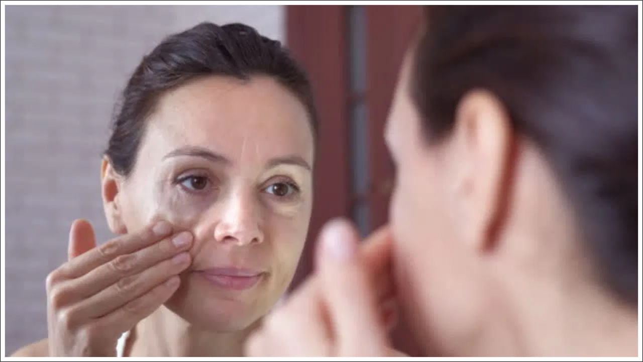 వృద్ధాప్యం సహజంగా వస్తుంది. కానీ వయస్సు కంటే ముందే వృద్ధాప్యం వస్తే, అప్పుడు ఏమి చేయాలి? వృద్ధాప్యం మొదటి సంకేతాలు చర్మం. చర్మం కుంగిపోవడం నుండి ముడతలు పెరగడం వరకు ఇవి వృద్ధాప్య సంకేతాలు. చర్మం వృద్ధాప్యాన్ని నిరోధించడానికి మార్గం లేదు. కానీ మీరు ప్రక్రియను నెమ్మది చేయవచ్చు. అంటే 35 ఏళ్ల వయసులో వృద్ధాప్య సంకేతాలు కనిపించకుండా 50 ఏళ్లలో కనిపిస్తుంటాయి.బాదం నూనె వృద్ధాప్య ప్రక్రియను నెమ్మదిస్తుంది. ఇది చర్మాన్ని మాయిశ్చరైజ్ చేసి ముడతలు పడకుండా కాపాడే నూనె.