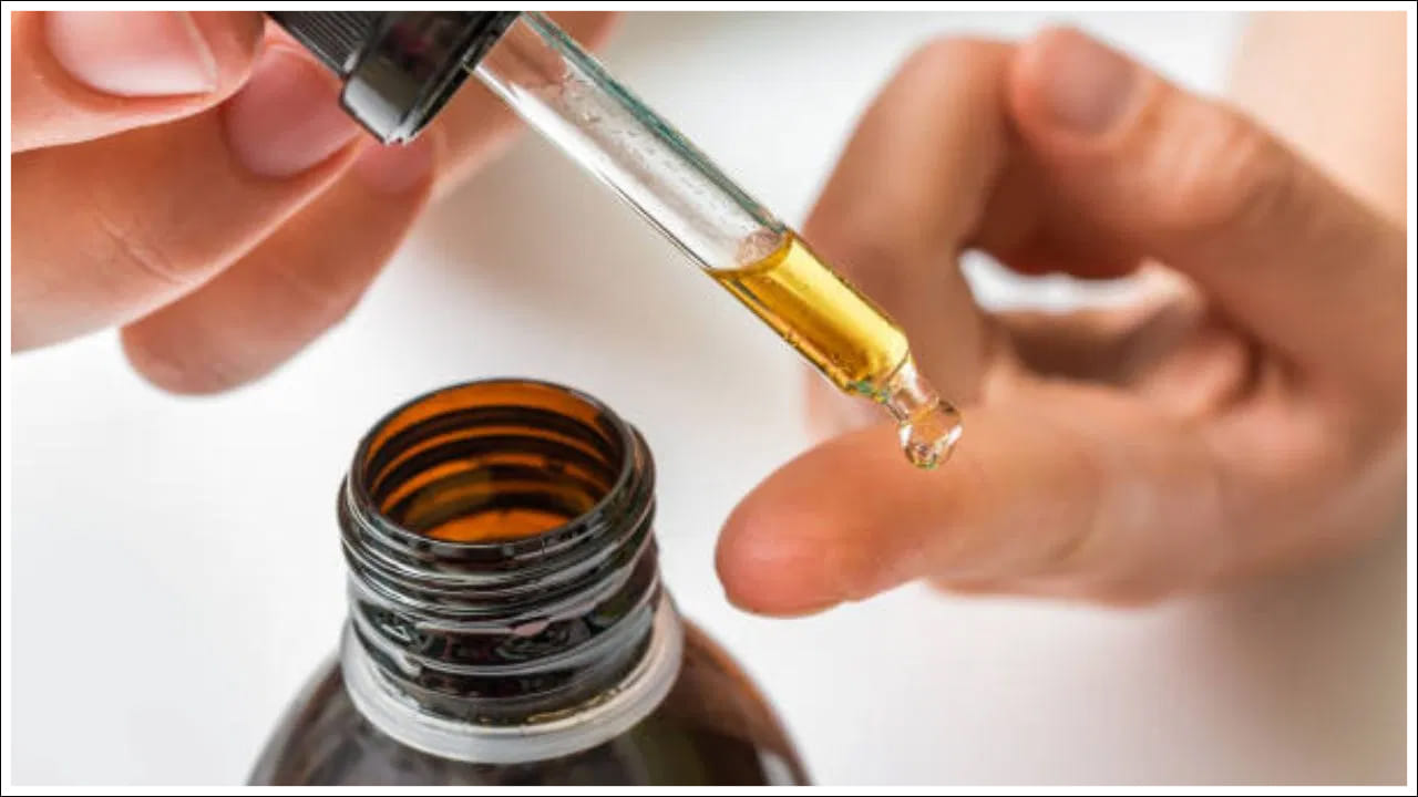 బాదం నూనెలో విటమిన్ ఇ ఉంటుంది. ఇది చర్మంలో యాంటీఆక్సిడెంట్గా పనిచేస్తుంది. ఈ యాంటీఆక్సిడెంట్ చర్మాన్ని ఫ్రీ రాడికల్స్ నుండి రక్షిస్తుంది. ఆక్సీకరణ ఒత్తిడిని తగ్గిస్తుంది. చర్మంపై ముడతలు, మచ్చలు సులభంగా కనిపించవు.