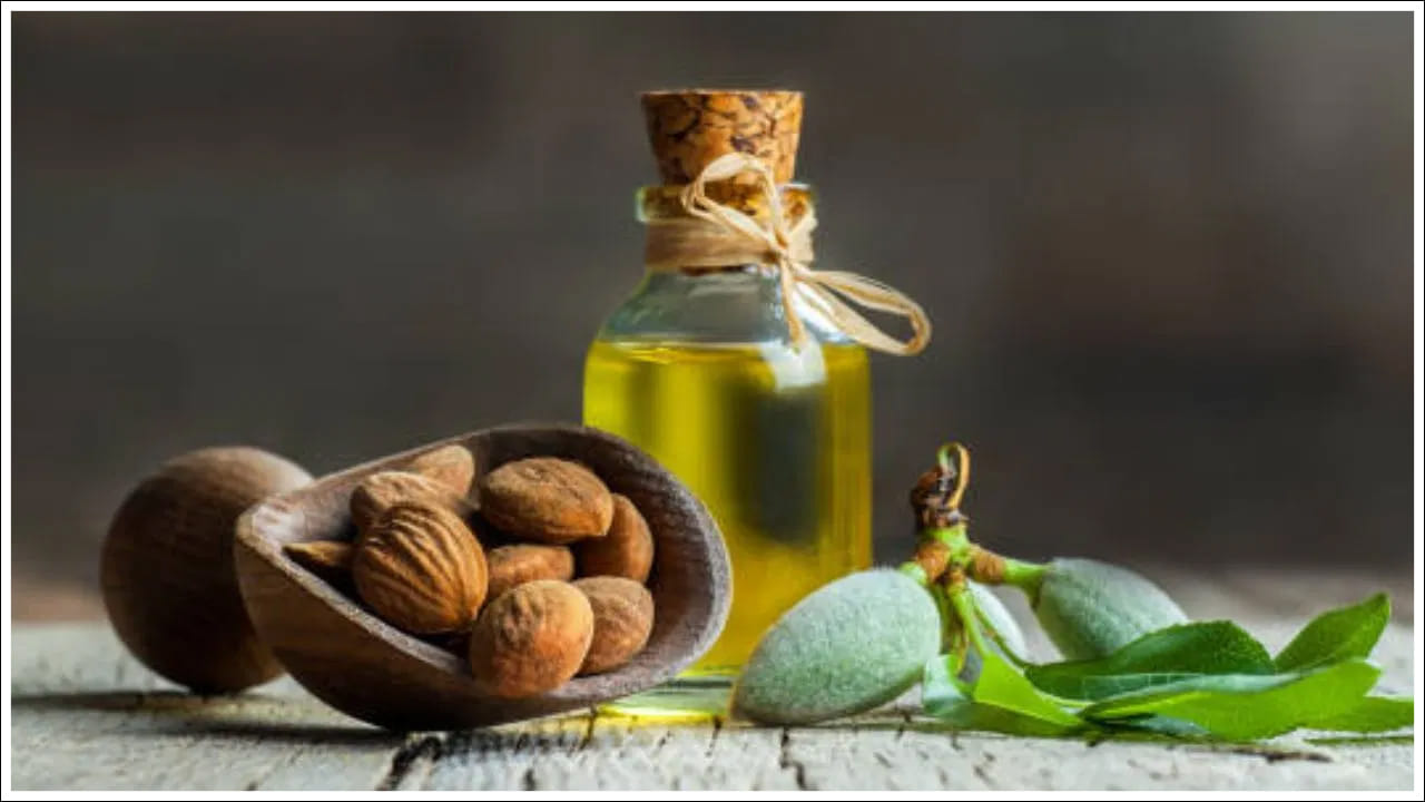 క్రమం తప్పకుండా బాదం నూనెతో ముఖానికి మసాజ్ చేయడం వల్ల చర్మం బిగుతుగా ఉంటుంది. దీని కారణంగా ముడతలు ముందుగానే కనిపించవు. బాదం నూనె చర్మంపై యాసిడ్-బేస్ పొర pH స్థాయిని కూడా సమతుల్యం చేస్తుంది.ప్రతి రాత్రి నిద్రపోయే ముందు ఫేస్ వాష్తో మీ ముఖాన్ని కడగాలి. ఇప్పుడు రెండు మూడు చుక్కల బాదం నూనె తీసుకుని చర్మంపై బాగా మసాజ్ చేయాలి. చర్మం మొత్తం నూనెను పీల్చుకునే వరకు మసాజ్ చేయండి. రోజూ రాత్రి ఈ ట్రిక్ పాటిస్తే వృద్ధాప్యం దరిచేరదు.