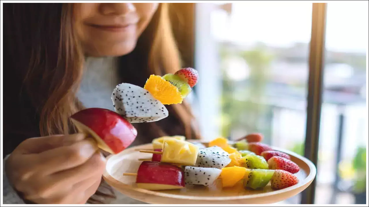 వివిధ కాలానుగుణ పండ్లను తీసుకోవడం ప్రయోజనకరంగా ఉంటుంది. ఇది ఆరోగ్యంగా ఉండటానికి సహాయపడుతుంది. అయితే పగలు లేదా రాత్రి పండ్లు తినడం ఎప్పుడు చాలా ప్రయోజనకరంగా ఉంటుందో మీకు తెలుసా..? పండ్లు రాత్రిపూట తినాలా? ఇలాంటి ప్రశ్నలకు సమాధానాలు తెలుసుకుందాం..