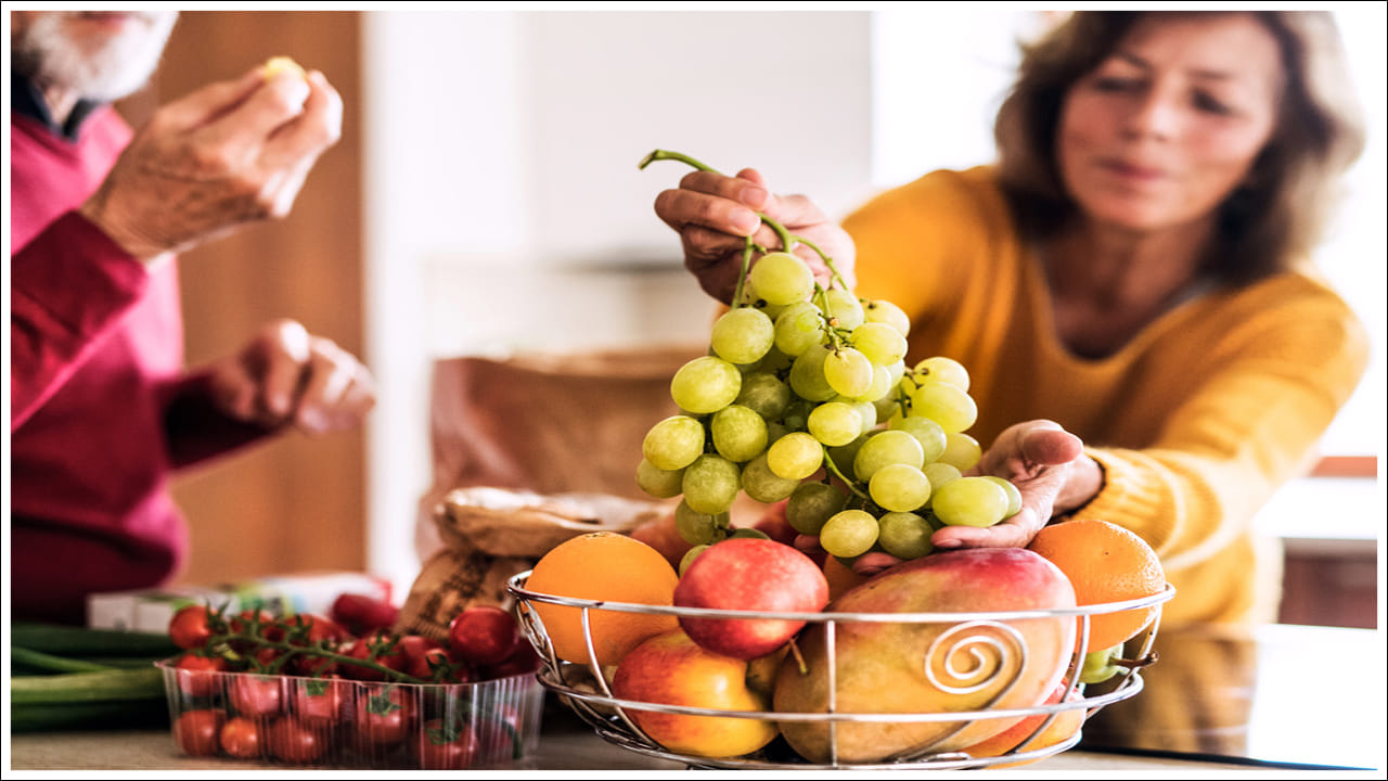 చాలా పండ్లలో ఫ్రక్టోజ్ ఎక్కువగా ఉంటుందని డైటీషియన్లు చెబుతున్నారు. అందుకే వీటిని ఉదయం పూట తినడం ఉత్తమం. రాత్రిపూట విశ్రాంతి తీసుకున్న తర్వాత శరీరానికి ఉదయం మేల్కొన్నప్పుడు చాలా శక్తి అవసరం. అటువంటి పరిస్థితిలో ఫ్రక్టోజ్ ఉన్న వస్తువులు వెంటనే శక్తి స్థాయిని పెంచుతాయి. పండ్లను తినడం వల్ల కూడా సులభంగా జీర్ణమవుతుంది. అందువల్ల, పండ్లతో రోజు ప్రారంభించడం మంచిదని భావిస్తారు.