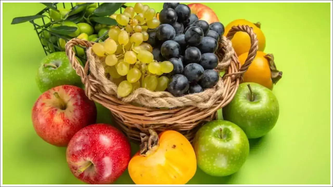 నేషనల్ స్లీప్ ఫౌండేషన్ ప్రకారం.. పడుకునే ముందు కొన్ని ఆహారాలు తినడం వల్ల జీర్ణక్రియ మందగిస్తుంది. ఇది నిద్రకు భంగం కలిగిస్తుంది. అందుకే ప్రాసెస్డ్ షుగర్ ఉన్న ఆహారాన్ని రాత్రి పడుకునే ముందు మానేయాలి. అందుకే పండ్లు కూడా పగటిపూట మాత్రమే తినాలి. అల్పాహారంలో పండ్లను చేర్చుకోవడం చాలా ప్రయోజనకరం. ఇది జీవక్రియను మెరుగుపరుస్తుంది. జీర్ణక్రియలో ఎటువంటి సమస్య ఉండదు.